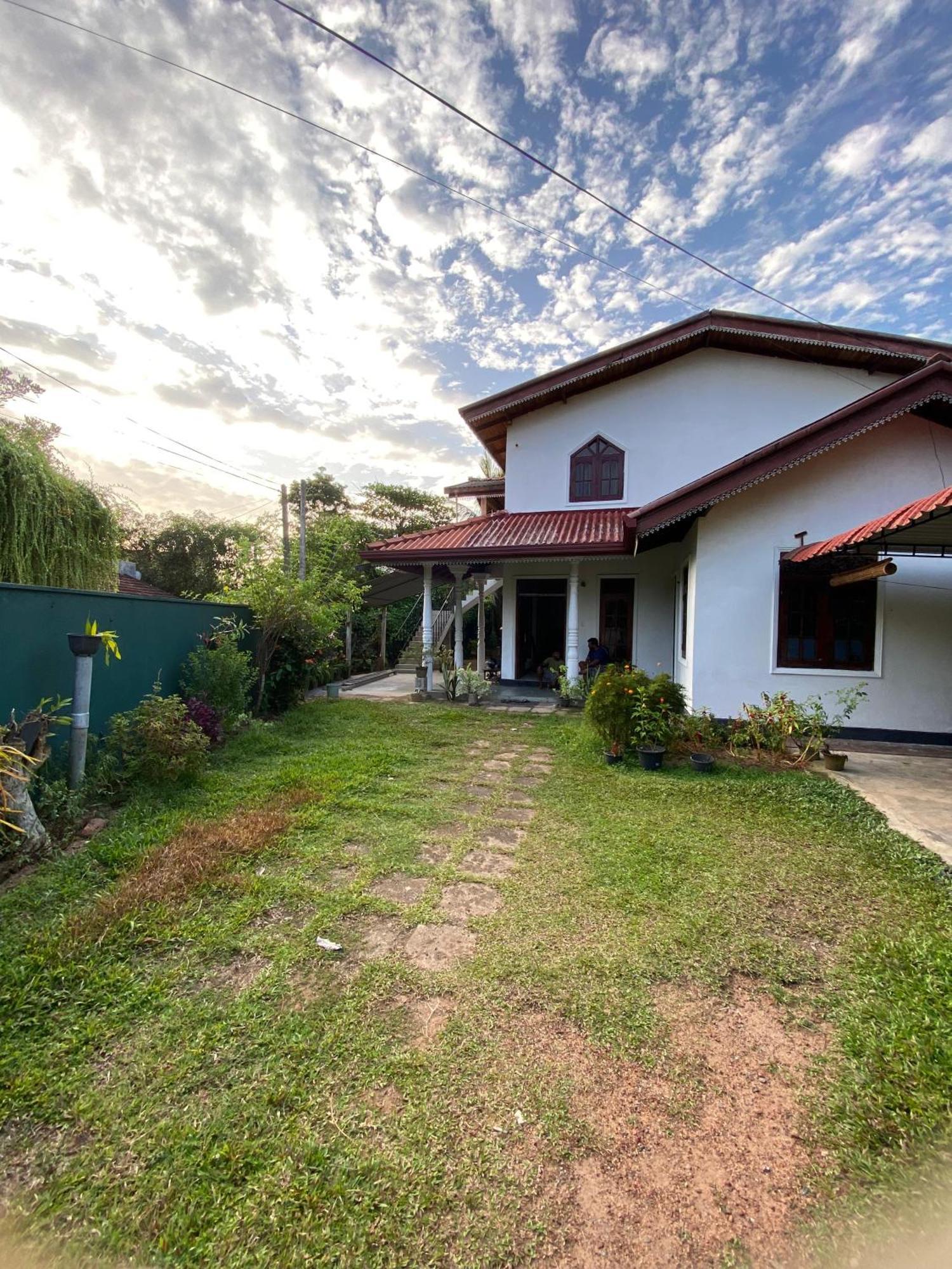 AlsonVilla Tourist Guest House Hikkaduwa Extérieur photo